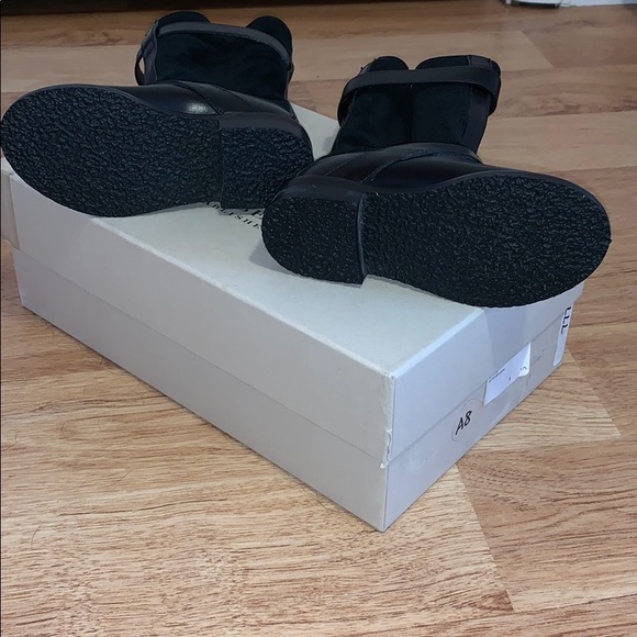 HOST PICK 💙 NWOT toddler Burberry boots - Picture 3 of 6